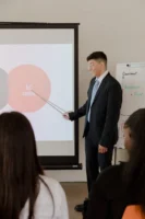 Professional business presentation on growth - Credits: pexels