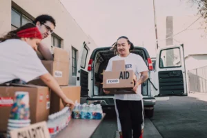 Volunteers organizing and distributing aid - Credits: pexels