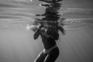 Black and white underwater photo - Credits: pexels