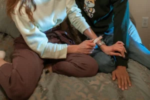 A couple sitting on a - Credits: pexels