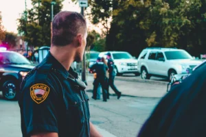 Police officer monitoring a street - Credits: pexels