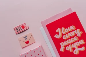 Flat lay of romantic cards - Credits: pexels
