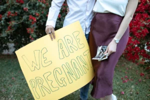A couple holds a yellow - Credits: pexels