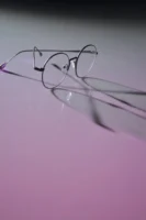 Round eyeglasses with metal frames - Credits: pexels